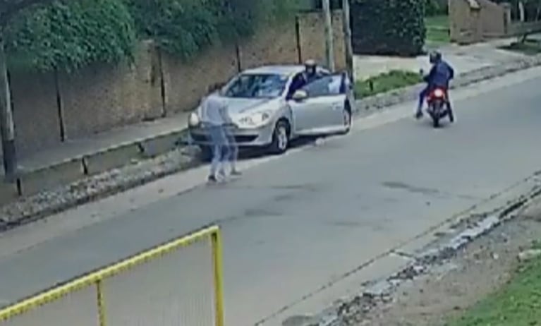 Video: el truco inesperado de una mujer para salvar su auto de motochoros en Córdoba