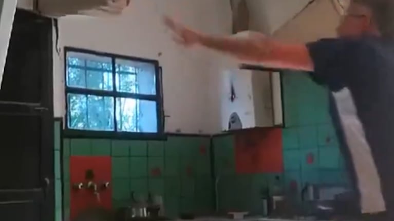 Video: estaba arreglando una cocina, le hicieron un especial pedido y todo salió mal