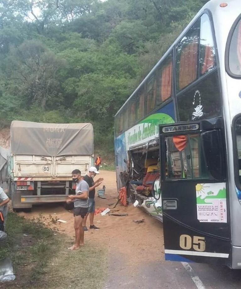 Video: filmó cómo el colectivo en el que viajaba chocó contra un camión