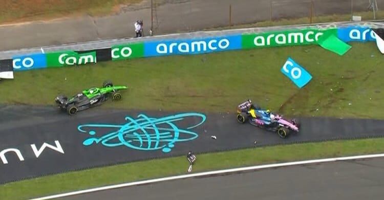 Video: Franco Colapinto chocó contra el muro en el Sprint de Interlagos y abandonó