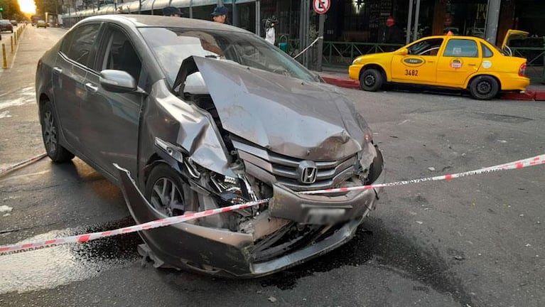 Video: iba a alta velocidad, cruzó el semáforo en rojo y chocó un taxi