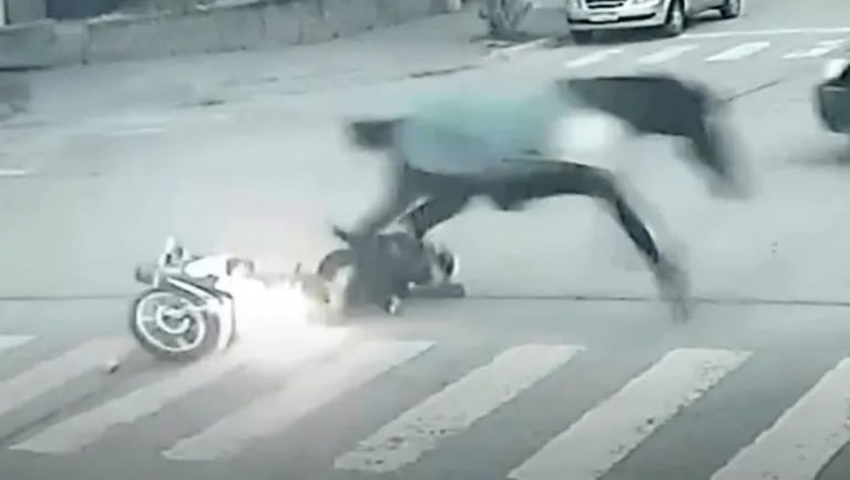 Video increíble: un caballo desbocado atropelló a una motociclista