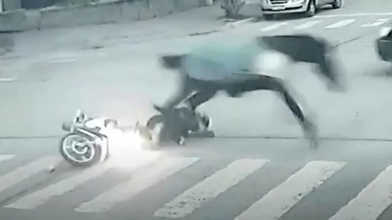 Video increíble: un caballo desbocado atropelló a una motociclista