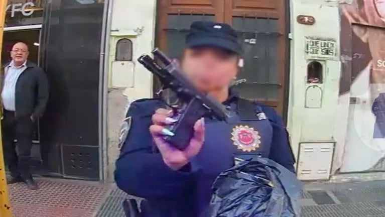 Video: la huída y detención del hombre que atacó a una policía y le robó su arma