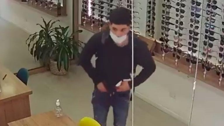 Video: ladrones armados robaron $700.000 en una óptica en pleno Nueva Córdoba