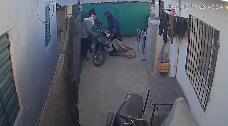Video: ladrones sigilosos se robaron una moto alzando de una casa y los agarraron a las cuadras