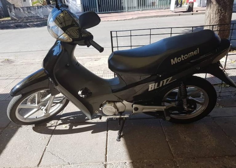 Video: le robaron la moto estacionada con la llave puesta