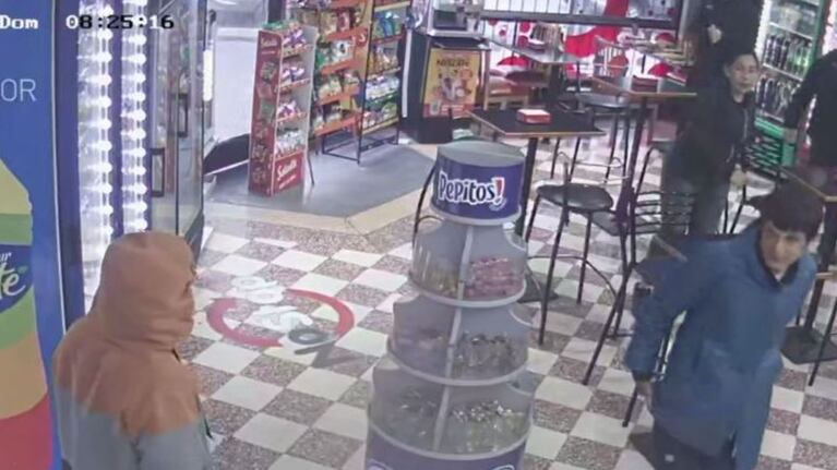 Video: menores robaron en un kiosco donde había policías almorzando y tuvieron que entregar todo