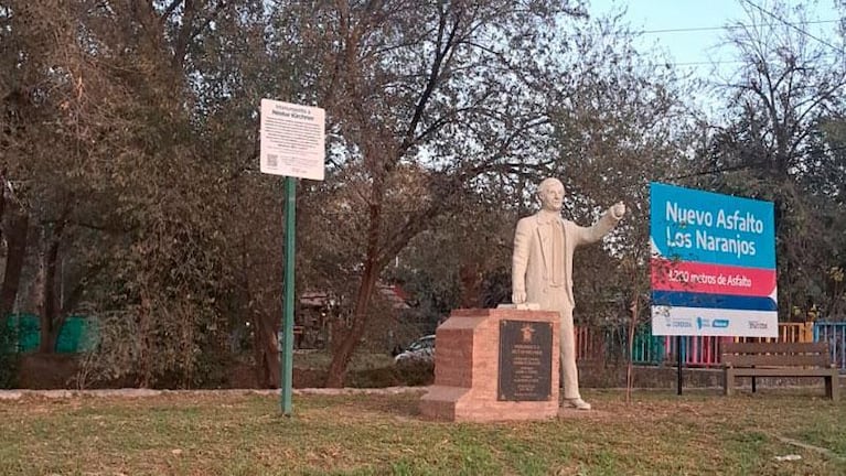 Video: removieron la estatua de Néstor Kirchner en Anisacate