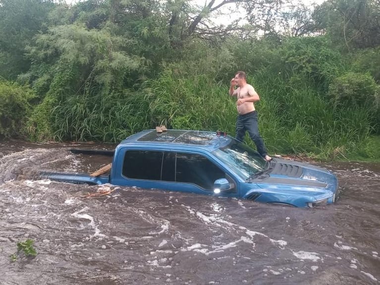 Video: rescataron a un hombre que quedó atrapado en la corriente del río Quilpo