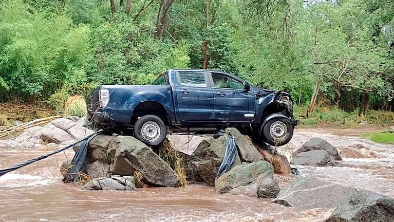 Video: rescataron a un turista que quedó atrapado con su camioneta en la crecida