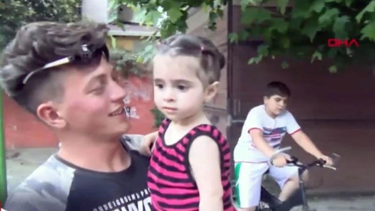 Video: salvó de milagro a una niña que caía desde un segundo piso