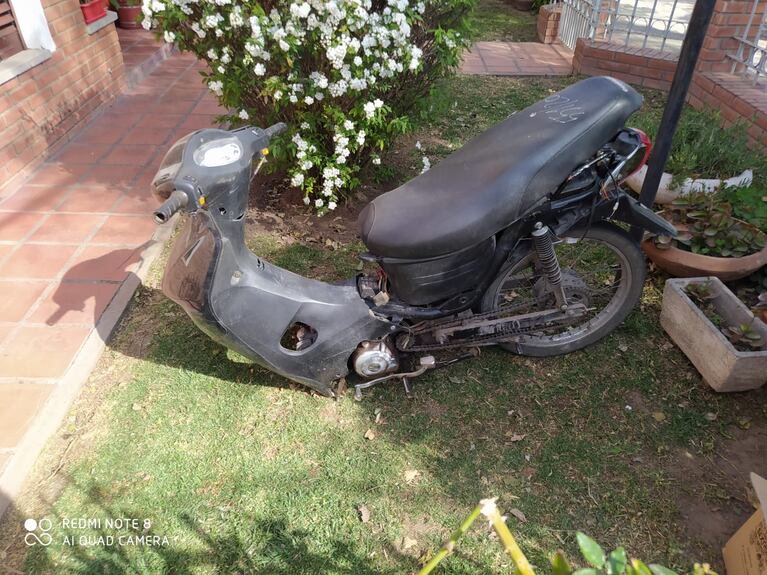 Video: se estampó en moto contra el portón de una casa, lo destrozó y se fue como si nada