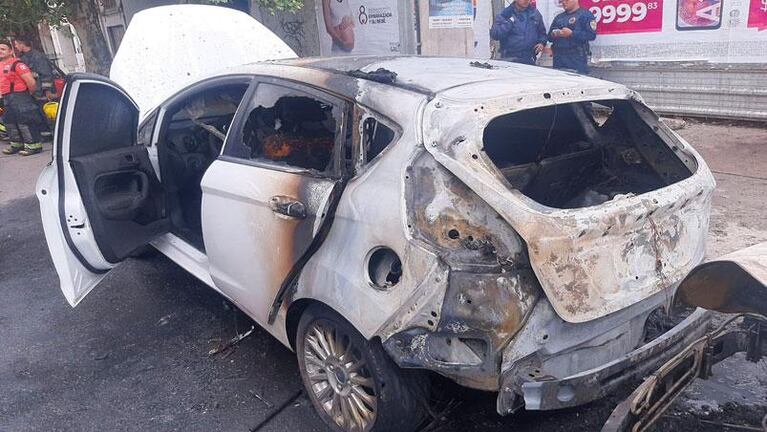 Video: se incendió un auto en Córdoba y el fuego cruzó a otro vehículo