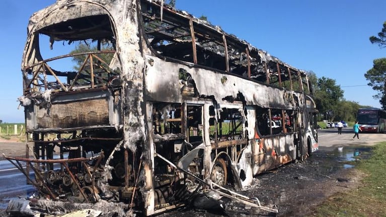 Video: se incendió un colectivo, el cuarto en Córdoba en un mes