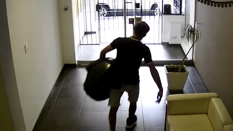 Video: tironeó la puerta, entró al edificio y robó una cubierta en Cofico