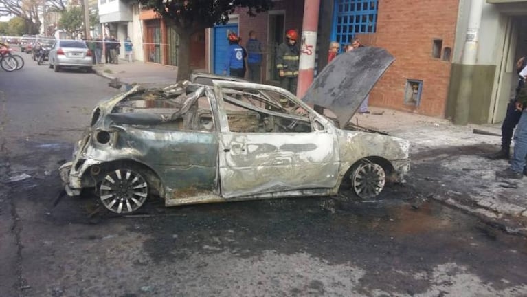 Video: un auto explotó y algunas casas sufrieron daños en barrio General Bustos