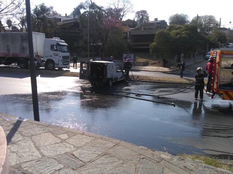 Video: un auto se prendió fuego y circuló descontrolado por la bajada del Cerro