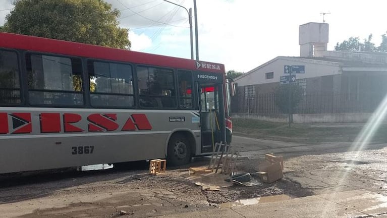 Video: un bache gigante causó estragos en la noche de Navidad