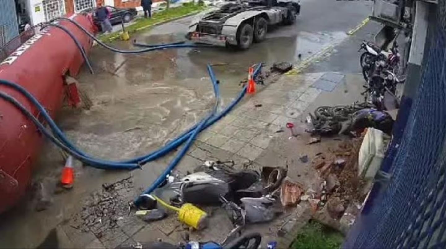 Video: un camión atmosférico chocó y volcó toda la materia fecal en plena calle