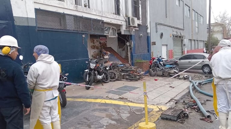 Video: un camión atmosférico chocó y volcó toda la materia fecal en plena calle