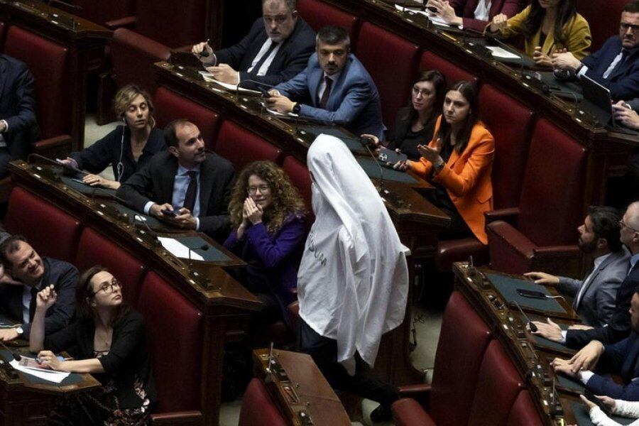 Video: un diputado italiano se disfrazó de fantasma en protesta contra la presidenta Georgia Meloni 