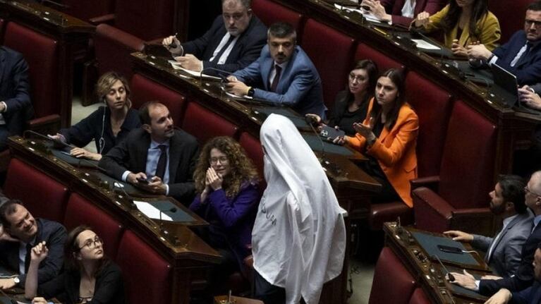 Video: un diputado italiano se disfrazó de fantasma en protesta contra la presidenta Georgia Meloni