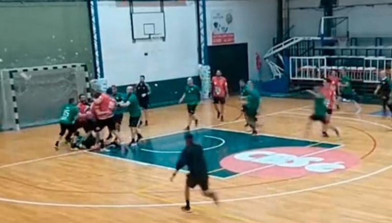 Video: un jugador de la federación cordobesa de handball noqueó a otro de una trompada