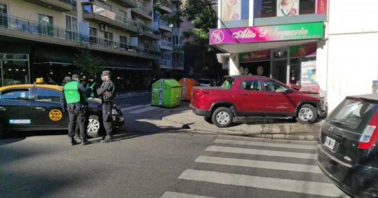 Video: un peatón se salvó por centímetros de ser atropellado por una camioneta