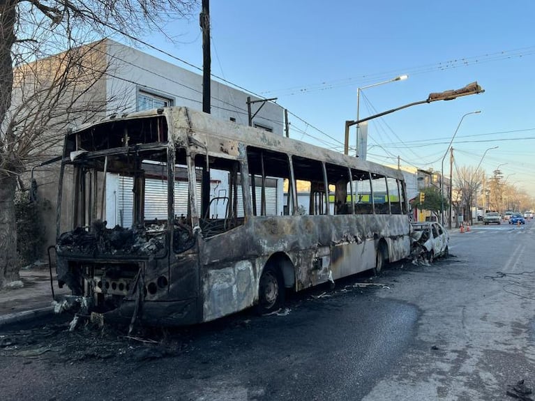 Video: un remis chocó a un colectivo y ambos se incendiaron