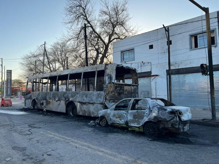 Video: un remis chocó a un colectivo y ambos se incendiaron