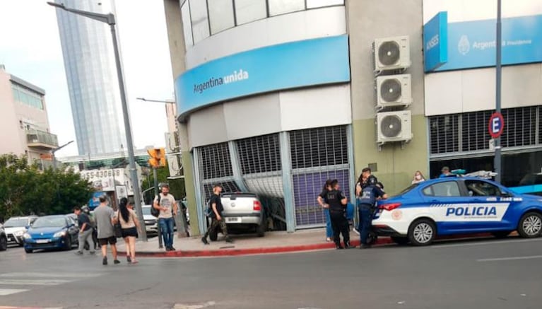 Video: una camioneta se incrustó contra las oficinas de Anses en Córdoba