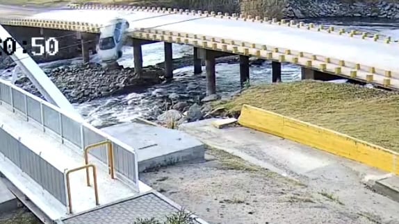 Video: una mujer perdió el control de su auto y cayó de un puente al río