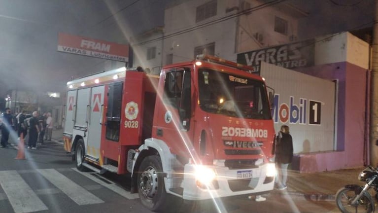 Video: vecinos ayudaron a apagar un incendio en un lubricentro de Córdoba
