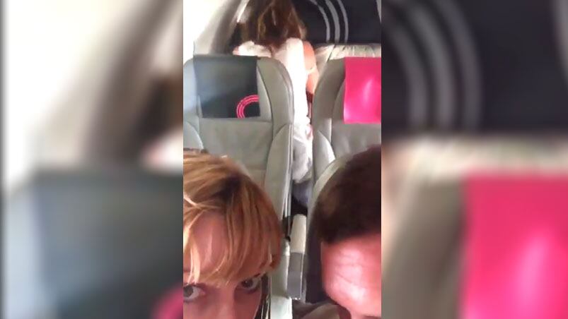 Video viral: una pareja tuvo sexo en un avión de turistas