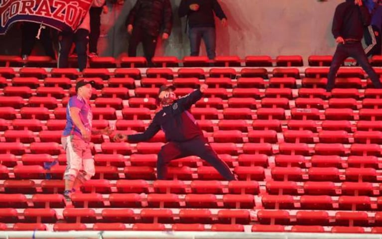 Videos de los graves incidentes en Avellaneda durante el entretiempo de Independiente vs U. de Chile