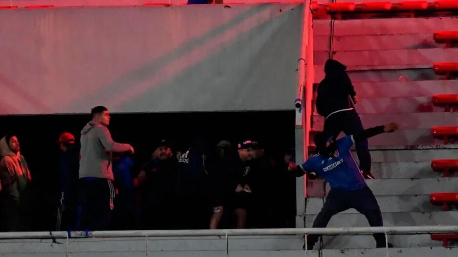 Videos de los graves incidentes en Avellaneda durante el entretiempo de Independiente vs U. de Chile