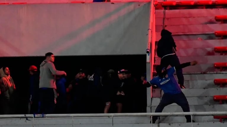 Videos de los graves incidentes en Avellaneda durante el entretiempo de Independiente vs U. de Chile