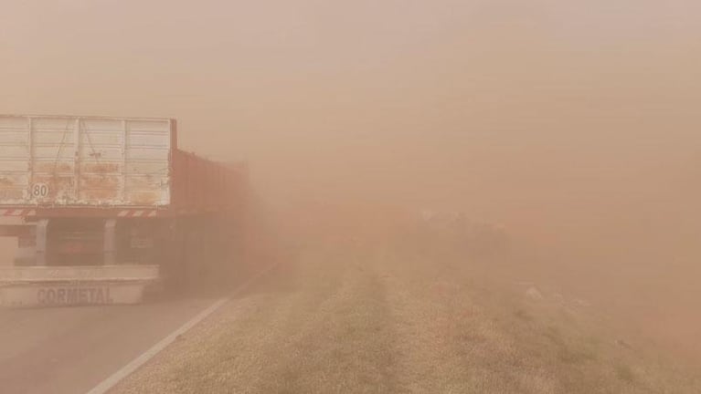 Viento, tierra y tragedia: un muerto y 17 heridos por un choque de camiones y autos