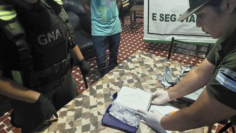 Vieron el control policial, tiraron paquetes con kilos de cocaína y huyeron