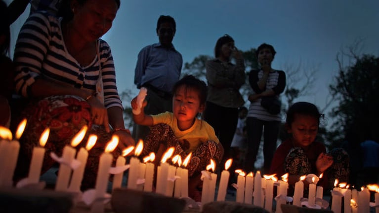 Vigilia con velas, a un mes del terremoto. (Foto: AP)