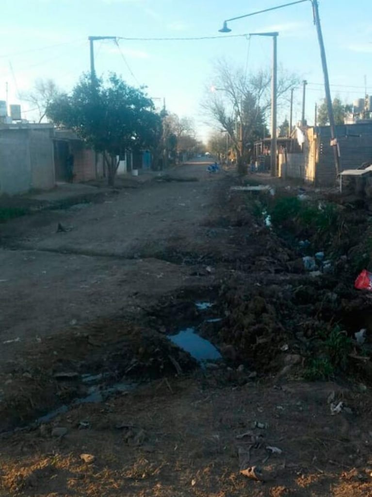 Villa Boedo: viven entre agua podrida por los desbordes cloacales