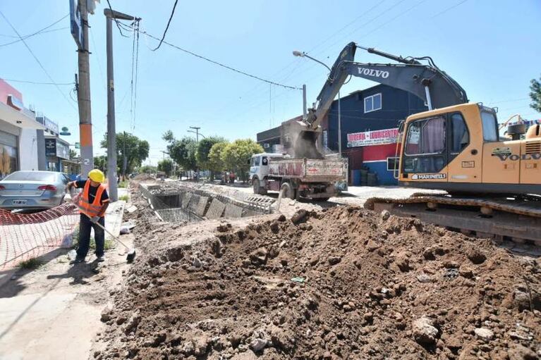 Villa El Libertador: afirman que las obras de cloacas en la zona crítica tienen un avance del 92%