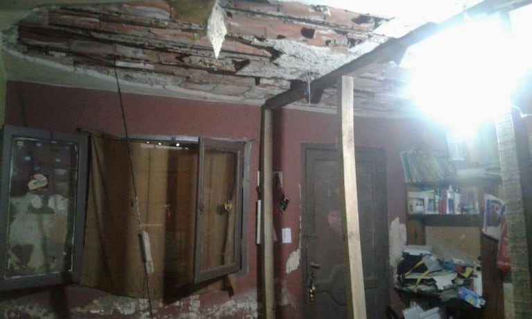 Villa El Libertador: una joven resultó herida al derrumbarse el techo de la casa