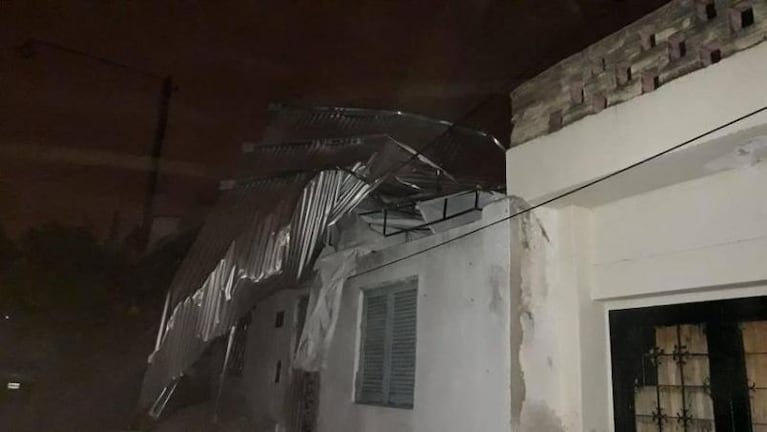 Villa Páez: el fuerte viento le voló el techo de la casa y hay riesgo de electrificación