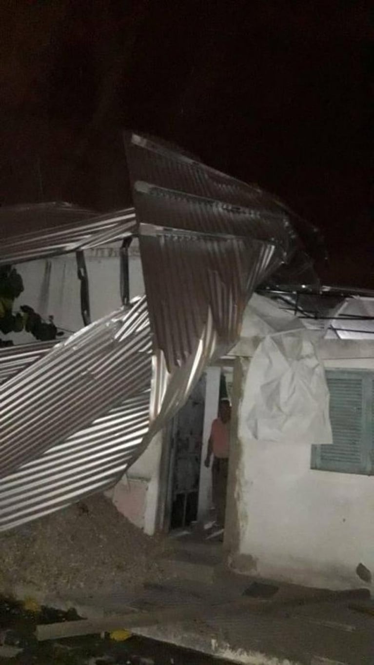 Villa Páez: el fuerte viento le voló el techo de la casa y hay riesgo de electrificación