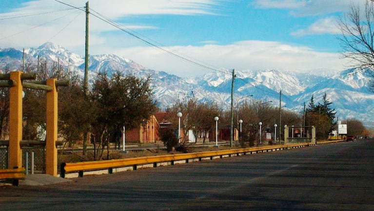 Villa San Carlos está ubicada a 100 kilómetros de la capital de Mendoza.