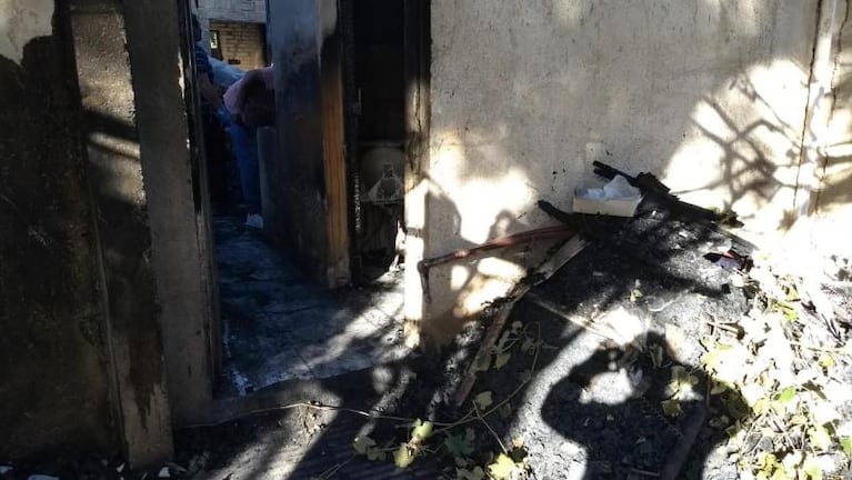 Villa Unión: Se les incendió su casa y perdieron todo