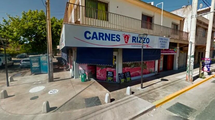 Violencia extrema: se quiso colar en una carnicería, apuñaló a otro cliente y lo atropellaron