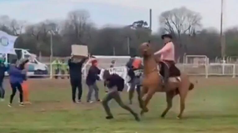Violenta reacción de gauchos en medio de una jineteada.